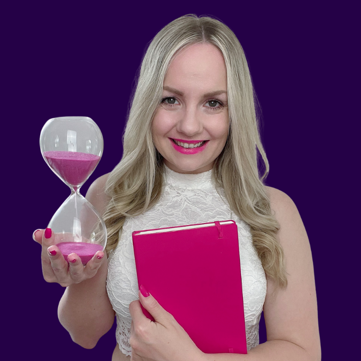 Inga mit Sanduhr und pinkem Planer